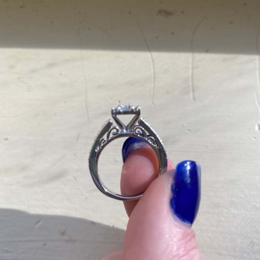 Engagement ring - Picture 4 of 5